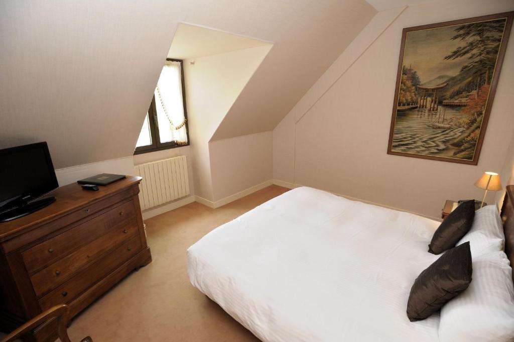 Hotel Logis Le Relais De La Poste Neuveglise Room photo