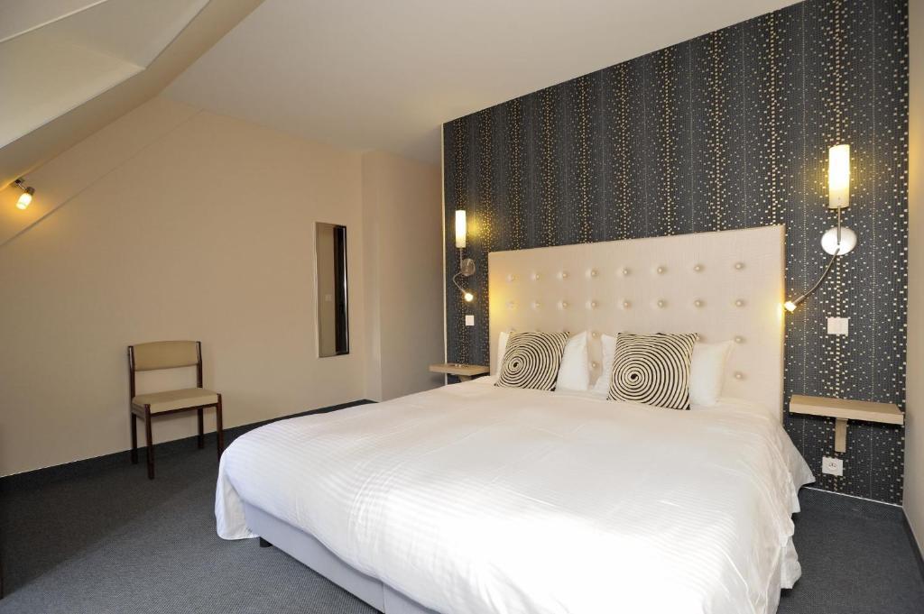 Hotel Logis Le Relais De La Poste Neuveglise Room photo