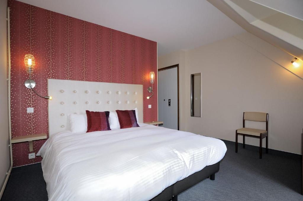 Hotel Logis Le Relais De La Poste Neuveglise Room photo