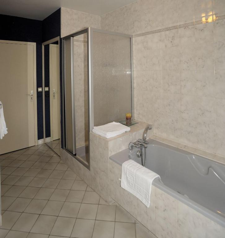 Hotel Logis Le Relais De La Poste Neuveglise Room photo