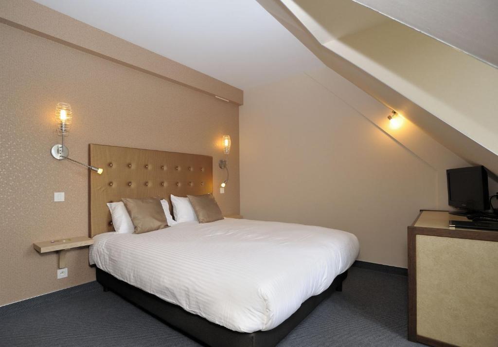 Hotel Logis Le Relais De La Poste Neuveglise Room photo